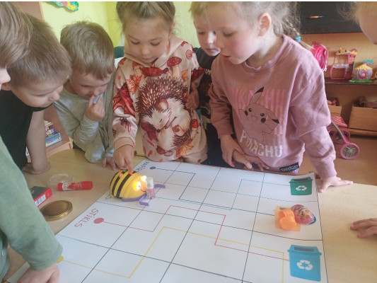 Mācību aktivitāte ar Bee-Bot robotu "Atkritumu šķirošana"